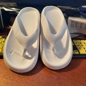 NEW BAG ! Nisiknima White Minimalists Flip Flop Sz US10-10.5/ EU40-41/270
